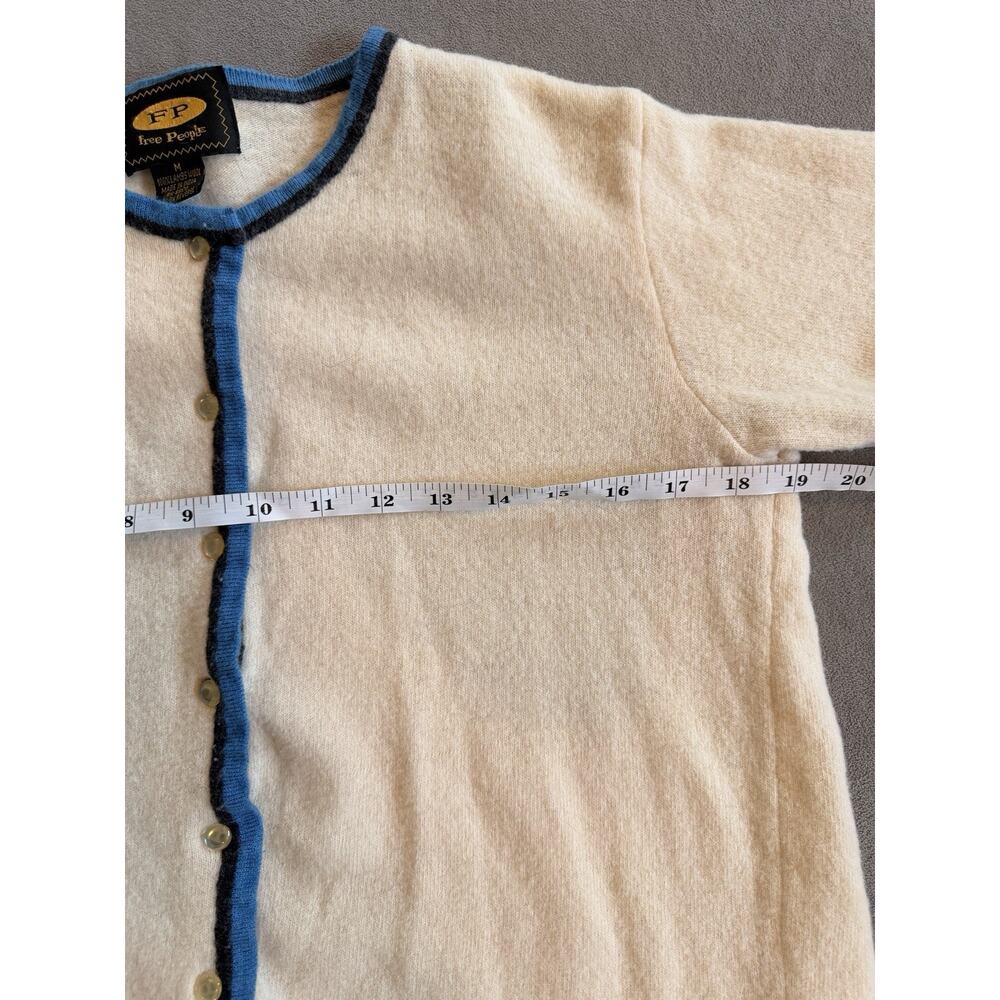 Women's VTG Free People Early 90’s 100% Lambs Wool Cardigan With Pearly Buttons - Picture 4 of 8